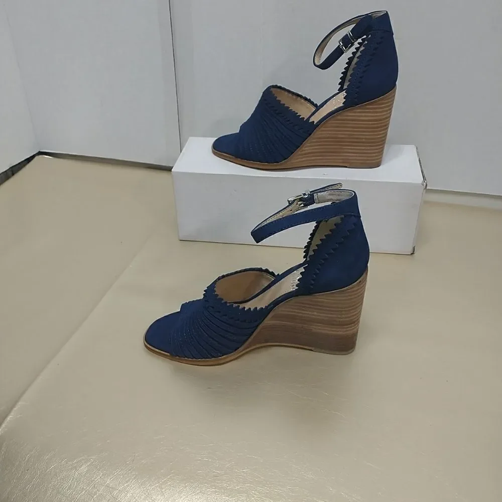Vince Camuto Dovina Heels Woman's SZ 5M Blue . Condition is Pre-owned